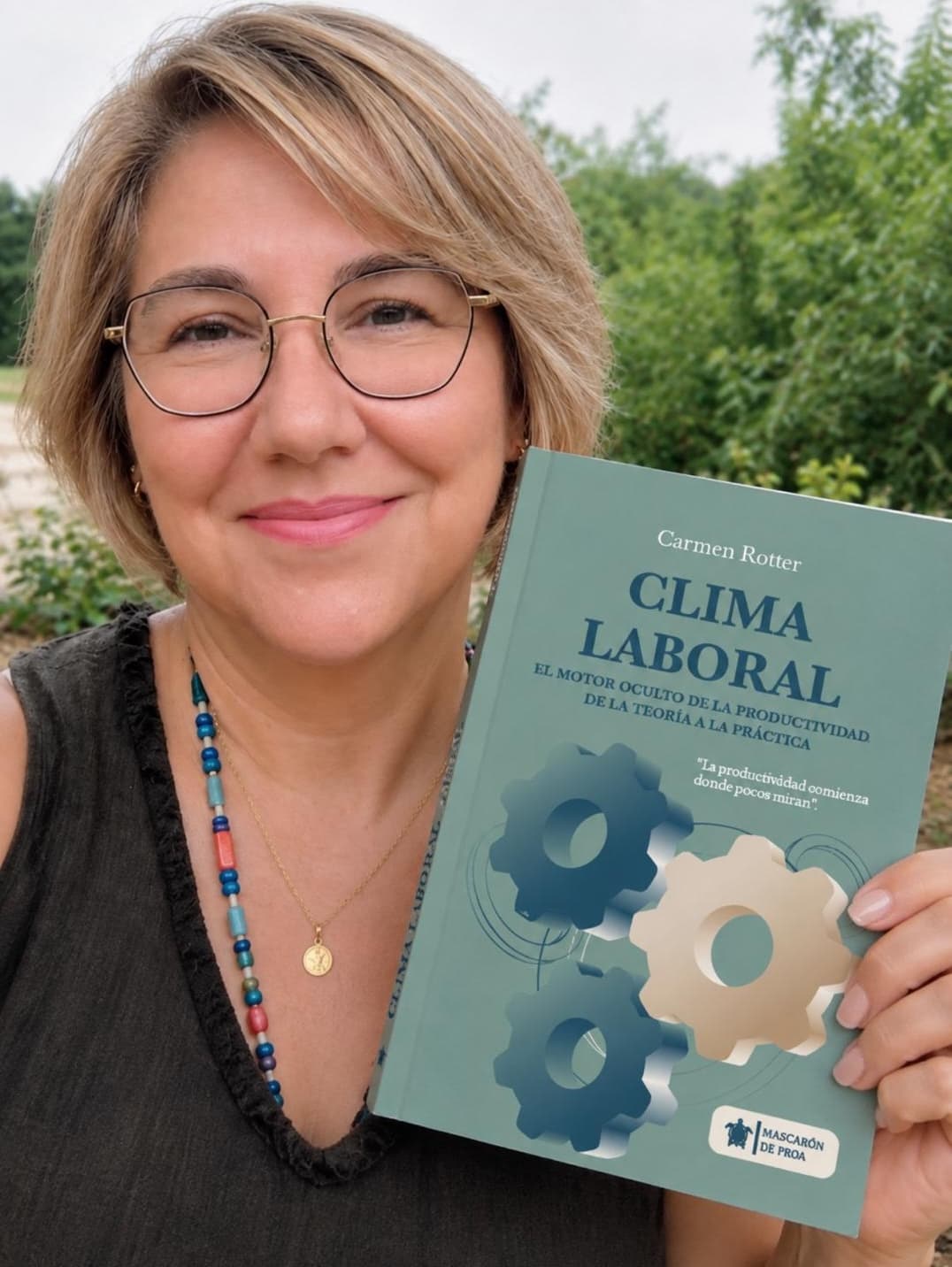 Carmen Rotter con su libro Clima laboral: el motor oculto de la productividad